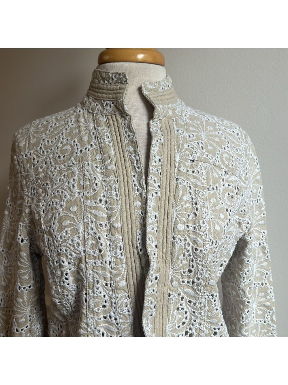 Chico's linen cream tan all over embroidered jacket tab collar Size 1 EUC - Picture 2 of 7